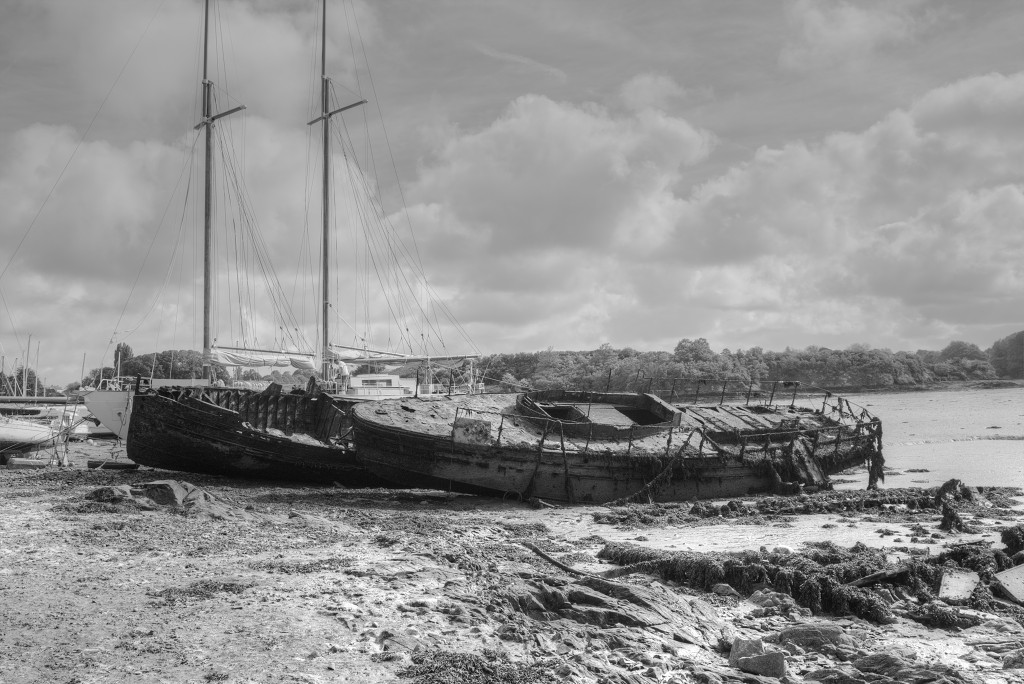 HDR Cimetiere a bateaux B&W scheepskerkhof scheepswrakken scheepswrak urbex quelmer rance bretagne frankrijk kerkhof schip schepen boot boten graffiti strand zwart wit foto